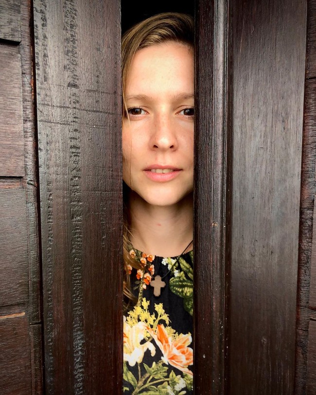 Orang di sini menyetrika sambil duduk di lantai dan jika baju-baju yang baru dicuci itu tidak tercium seperti bunga, mereka akan berpikir itu masih kotor dan mencucinya lagi. Itulah mengapa penting untuk menyemprot parfum ke baju, tulis pemilik akun @vero_bule ini. Foto: Instagram @vero_bule