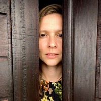 Orang di sini menyetrika sambil duduk di lantai dan jika baju-baju yang baru dicuci itu tidak tercium seperti bunga, mereka akan berpikir itu masih kotor dan mencucinya lagi. Itulah mengapa penting untuk menyemprot parfum ke baju, tulis pemilik akun @vero_bule ini. Foto: Instagram @vero_bule