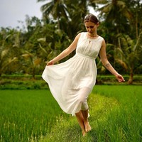 Tapi saat yang sama, Veronika dianggap kurang baik sebagai seorang istri dan ibu rumah tangga oleh orang-orang Bali. Ia mengaku di sana para istri diharapkan bisa mengepel setiap hari, mencuci baju dengan pemotong kentang, dan menyetrika semua kain. Tampaknya Veronika tidak terbiasa menyerita sprei, pakaian dalam, handuk, hingga kaus kaki sebelumnya. Foto: Instagram @vero_bule