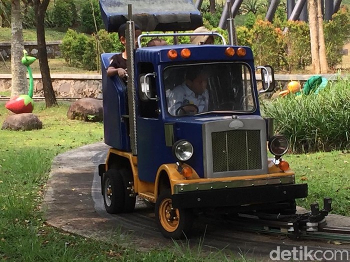 Salah satu wahana paling favorit anak-anak di JungleLand, Sentul