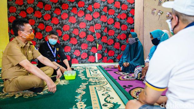Wali Kota Pontianak, Edi Rusdi Kamtono, saat mengunjungi rumah korban (Adi Saputro/detikcom)