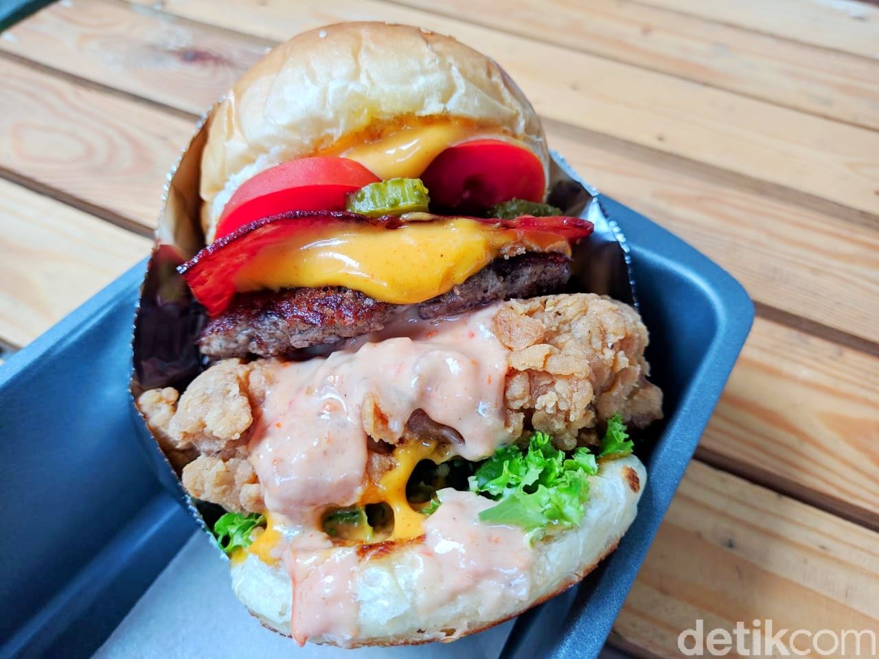 Woodfire : Yummy! Setangkup Burger Berisi Beef Patty dan Brisket