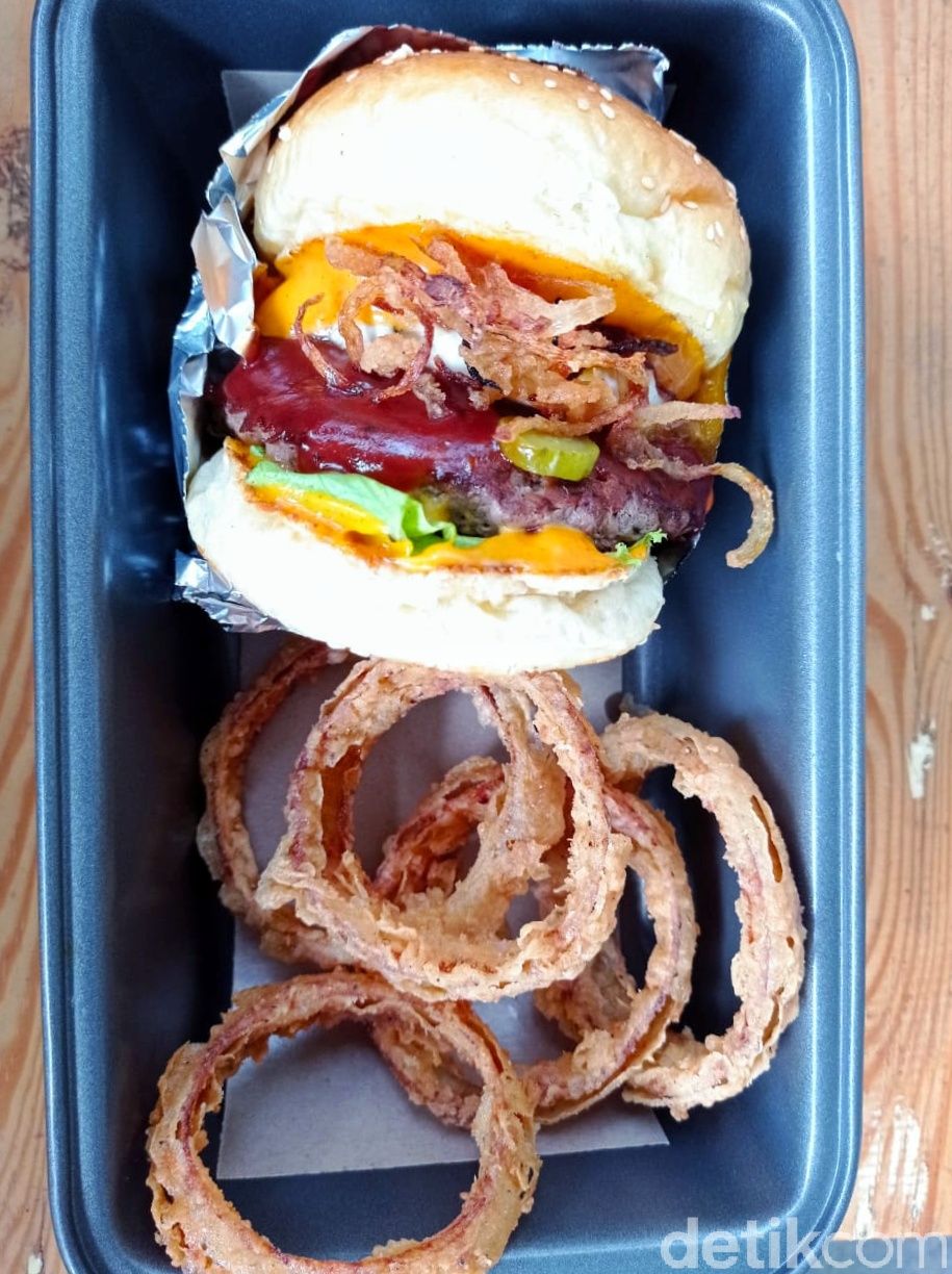 Woodfire : Yummy! Setangkup Burger Berisi Beef Patty dan Brisket