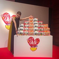 Inilah foto terakhir aktris Jepang Yuko Takeuchi di Instagram sebelum ditemukan tewas gantung diri di rumahnya di Tokyo, Minggu (27/9/2020). Foto yang diambil pada 1 September itu menunjukkan Yuko berpose dengan tumpukan mie instan favoritnya.  Aktris yang meninggal di usia 40 tahun itu tampak tersenyum manis. Dalam keterangan fotonya, Yuko pun menjelaskan bahwa dia baru saja potong poni. Foto: Instagram