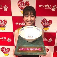 Aktris yang meninggal di usia 40 tahun itu tampak tersenyum manis. Dalam keterangan fotonya, Yuko pun menjelaskan bahwa dia baru saja potong poni.  Foto: Instagram