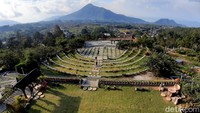 Saat menyadari ada potensi wisata, dia mengubah perkebunan miliknya menjadi objek wisata. Dia pun memangkas sebgaian pohon jambu. 