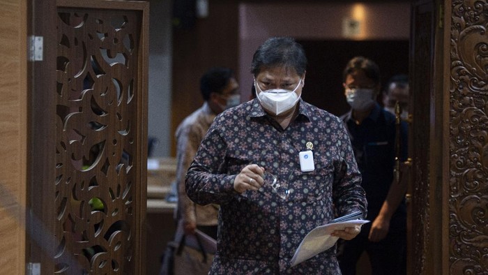 Menko Perekonomian sekaligus Ketua Komite Penanganan COVID-19 dan Pemulihan Ekonomi Nasional Airlangga Hartarto bersiap memberikan keterangan pers tentang perkembangan penanganan COVID-19 di Jakarta, Jumat (18/9/2020). Pemerintah meningkatkan kapasitas fasilitas kesehatan untuk penanganan pasien COVID-19 dengan menambah kapasitas 14 ribu pasien dalam dua minggu melalui keterlibatan hotel bintang dua dan tiga di lima provinsi meliputi DKI Jakarta, Jawa Barat, Kalimantan Selatan, Bali dan Sumatera Utara. ANTARA FOTO/Aditya Pradana Putra/wsj.