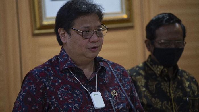 Menko Perekonomian sekaligus Ketua Komite Penanganan COVID-19 dan Pemulihan Ekonomi Nasional Airlangga Hartarto (kiri) didampingi Menkopolhukam Mahfud MD memberikan keterangan kepada wartawan terkait perkembangan penanganan COVID-19 di Jakarta, Jumat (11/9/2020). Pemerintah menyebutkan realisasi anggaran pemulihan ekonomi nasional (PEN) per 2 September 2020 mencapai Rp237 triliun atau 30,9 persen dari total pagu sebesar Rp695,2 triliun. ANTARA FOTO/Aditya Pradana Putra/foc.