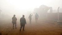 Asap kebakaran di TPA Asuncion menutupi lingkungan miskin Banado Sur yang berada di sekitarnya.