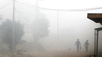 Warga sekitar TPA banyak yang bekerja mendaur ulang sampah terdampak asap.