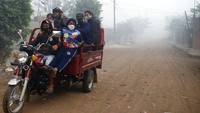 Meski asap tebal menutupi lingkungan Banado Sur, warga tetap menjalani aktivitasnya.