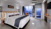 Hotel bintang 3. Dari hotel bintang tiga, Anda lebih punya akses mudah untuk menjelajah tempat wisata, pusat belanja, dan pusat bisnis. Juga dekat tol, jadi bukan hanya cocok untuk wisatawan, tapi juga untuk pebisnis. Para karyawannya juga terlihat rapi, profesional, dan siap melayani anda dengan ramah. Kriterianya adalah sebagai berikut, lobinya memiliki desain yang apik, jumlah kamar standar minimal 30, jumlah kamar Suite minimal 2, dilengkapi AC dan jendela, dll. (dok pegi-pegi)