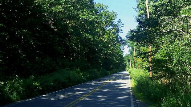 Di Amerika Serikat terdapat jalan-jalan yang menyimpan kisah horor melegenda. Mulai dari penampakan sampai teror hantu pernah dialami masyarakat yang tinggal di sekitar jalan itu.