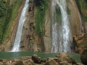 Potret Serunya Main Air di Curug Cikaso Sukabumi