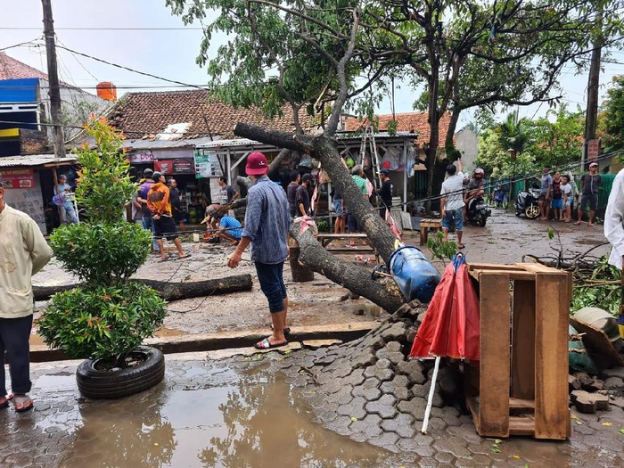 Dampak hujan badai di Parung Panjang, Bogor.