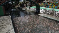 Tempat ini menawarkan wisata memberi makan ikan serta menikmati menu ikan segar.