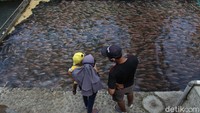 Pengunjung menikmati wahana wisata sungai Water Gong yang terletak di Polanharjo, Klaten, Jawa Tengah, Selasa (29/9/2020).