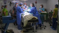 Jumlah korban tewas dilaporkan meningkat. Korban tewas secara keseluruhan kini mencapai 95 orang, dengan 11 warga sipil tewas sejak bentrok meletus pada hari Minggu. Areg Balayan/PAN Photo via AP.