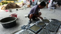 Batu koral sikat dijual mulai dari harga Rp 35 ribu,- hingga Rp 100 ribu,- tergantung jenis dan ukurannya.