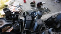 Selain batu koral sikat, hiasan taman lainnya juga dicari warga yang banyak menghabiskan waktu di rumah selama pandemi ini.
