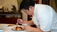 Pilihan makanan Restoran A380 @Changi termasuk masakan internasional khas Singapore Airlines, serta menu peranakan yang dirancang oleh koki terkenal Singapura, Shermay Lee.