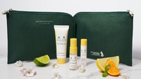 Semua traveler akan menerima diskon KrisShop, goodie bag edisi terbatas, dan hadiah tambahan jika datang menggunakan pakaian tradisional. Ini amenitas dari kabin kelas bisnis Singapore Airlines.