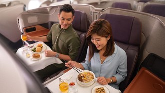 Rekomendasi untuk Traveler Pencinta Kuliner: 5 Maskapai dengan Sajian Terenak
