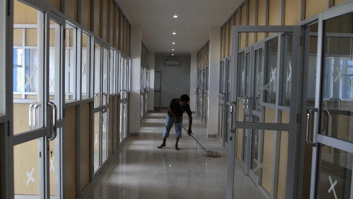 Pekerja melakukan pemeriksaan selang gas medis di rumah sakit sementara pasien COVID-19 yang merupakan bekas ruang belajar SMA Negeri 1 Ranomeeto, di Kecamatan Ranomeeto, Kabupaten Konawe Selatan, Sulawesi Tenggara, Selasa (29/9/2020). Pihak Pemerintah Provinsi Sulawesi Tenggara dalam waktu dekat segera memfungsikan rumah sakit sementara bagi pasien COVID-19 dengan fasilitas 130 ruang isolasi serta fasilitas lahan olahraga sekitar 3 hektare. ANTARA FOTO/Jojon/hp.