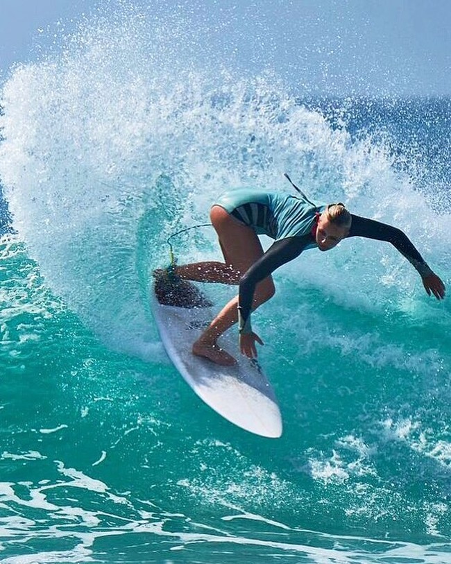 Meski aku sangat mencintai surfing, tapi aku benar-benar putus asa. Aku tidak bisa melanjutkan segala bentuk kekerasan. Hal itulah yang membuatku ingin bunuh diri. Aku sangat beruntung bisa terapi dan pulih dari itu. Dan aku tahu semua gadis di industri ini mengalami pengalam serupa, jelas Ellie.  Foto: dok. Instagram