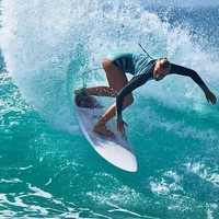 Meski aku sangat mencintai surfing, tapi aku benar-benar putus asa. Aku tidak bisa melanjutkan segala bentuk kekerasan. Hal itulah yang membuatku ingin bunuh diri. Aku sangat beruntung bisa terapi dan pulih dari itu. Dan aku tahu semua gadis di industri ini mengalami pengalam serupa, jelas Ellie.  Foto: dok. Instagram