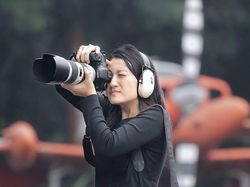 Aksi Berbahaya Fotografer Perempuan Potret Pesawat Tempur