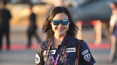 Aksi Berbahaya Fotografer Perempuan Potret Pesawat Tempur