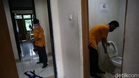 Pada kamar yang berisi 2 dan 3 tempat tidur ada TV, lemari, meja, dan kamar mandi. Namun untuk kamar yang berisi 6 tempat tidur dan 8 tempat, kamar mandinya berada di luar.