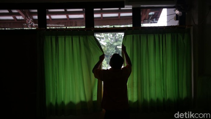 Graha Wisata TMII menjadi salah satu tempat isolasi pasien COVID-19 yang ditetapkan Gubernur DKI Jakarta Anies Baswedan. Yuk lihat persiapannya.