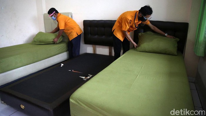 Graha Wisata TMII Siap Jadi Tempat Isolasi Pasien COVID-19 Graha Wisata TMII menjadi salah satu tempat isolasi pasien COVID-19 yang ditetapkan Gubernur DKI Jakarta Anies Baswedan. Yuk lihat persiapannya.