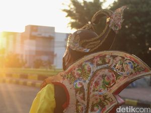 Ikut Rayakan Imlek, Gatotkaca Bagi-bagi Sego Berkat di Klenteng