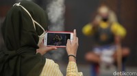 Tak menyerah, ia juga pernah mencoba membuka usaha mulai dari nasi padang hingga berjualan es namun tak berhasil. Kini PSBB kembali diperketat, ia juga tak diperbolehkan lagi beraksi di Kota Tua.
