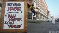 Sedikitnya jumlah wisatawan di Kota Tua sangat membuatnya kehilangan banyak pendapatan, bahkan dalam sehari ia hanya membawa pulang uang 5000 rupiah.