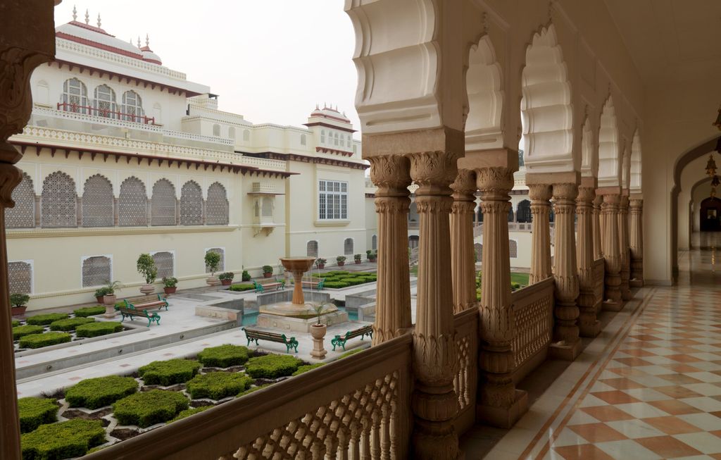 Istana Samode di Rajasthan dulunya merupakan milik keluarga raja. Namun kini diubah menjadi hotel sehingga siapapun bisa menginap di sana.
