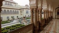 Untuk mencapai Istana Samode, traveler dapat menempuh jalur darat sekitar 1 jam dari ibu kota Rajasthan, Jaipur. Sesampainya di lokasi, traveler dapat melihat bahwa bangunan ini menjadi saksi sejarah panjang India. (Foto: Taj/CNN)