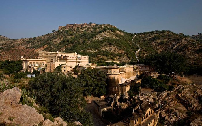 Istana Samode di Rajasthan dulunya merupakan milik keluarga raja. Namun kini diubah menjadi hotel sehingga siapapun bisa menginap di sana.