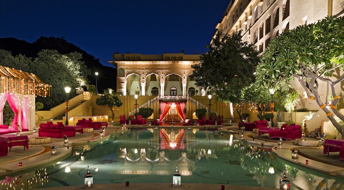 Istana Samode di Rajasthan dulunya merupakan milik keluarga raja. Namun kini diubah menjadi hotel sehingga siapapun bisa menginap di sana.