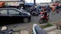 Seorang pengendara tampak nekat melakukan aksi lawan arah di kawasan Pasar Ciputat, Tangerang Selatan, Selasa (29/9/2020).