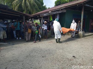 Jasad Pria di Timika Dievakuasi Petugas Ber-APD, Keluarga Histeris