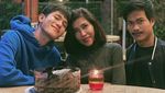 Doyan Ngopi, Ini Pose Keren Julian Jacob saat Menikmati Kopi