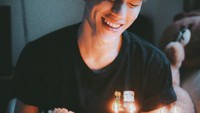 Seperti pada foto ini, di mana Julian Jacob mendapat kejutan berupa kue ulang tahun. Kue cokelat itu dihiasi dengan topping buah strawberry dan lilin. Foto: Instagram @julianjacs