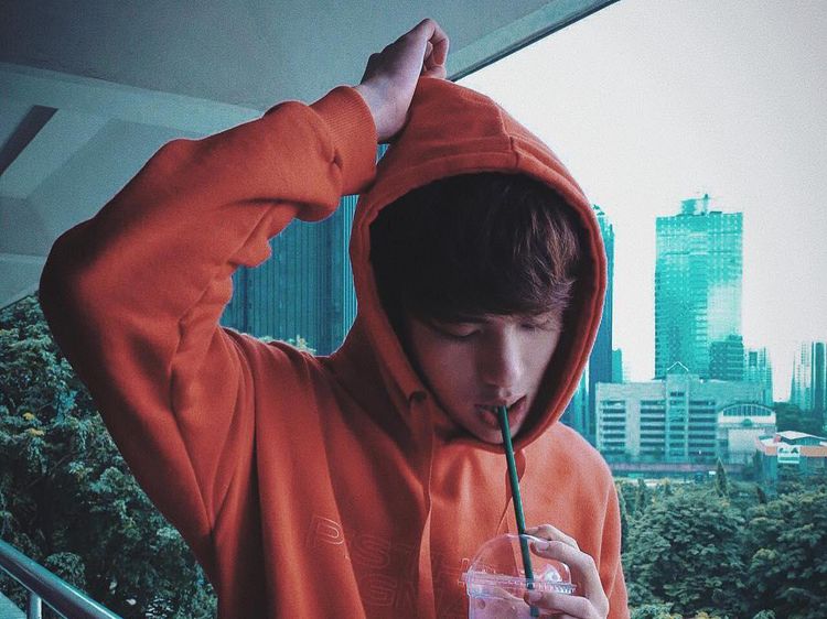 Doyan Ngopi, Ini Pose Keren Julian Jacob saat Menikmati Kopi