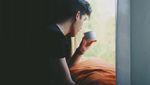 Doyan Ngopi, Ini Pose Keren Julian Jacob saat Menikmati Kopi