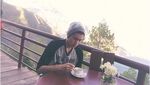 Doyan Ngopi, Ini Pose Keren Julian Jacob saat Menikmati Kopi