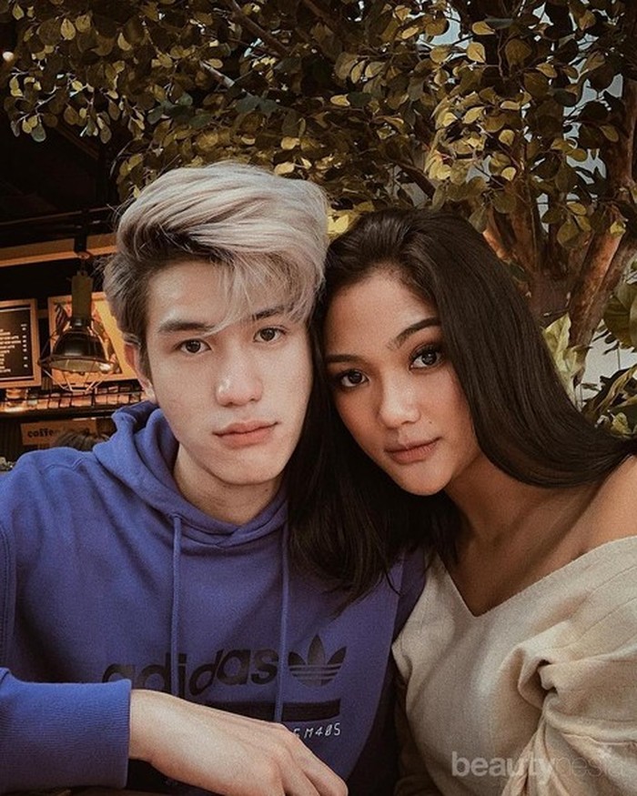 Doyan Ngopi, Ini Pose Keren Julian Jacob saat Menikmati Kopi
